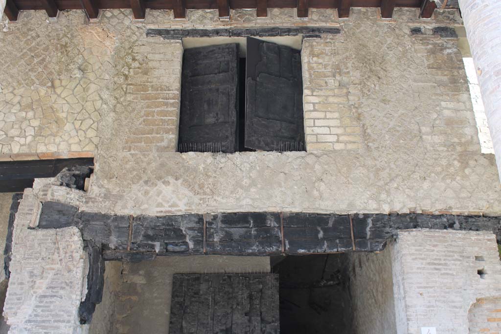 Decumanus Maximus, Herculaneum. March 2014. Looking north to upper floor with window, above doorway numbered 4.
Foto Annette Haug, ERC Grant 681269 DÉCOR.